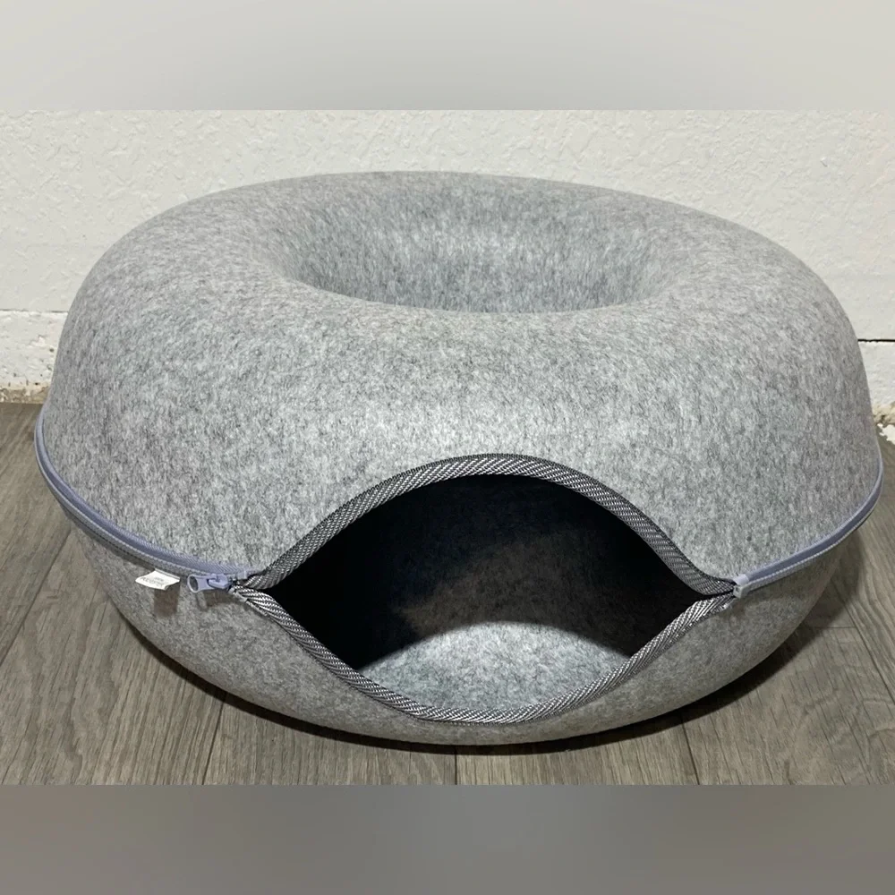 New Large Cat Tunnel Bed for Indoor Cats, Scratch Resistant Donut Cat Bed